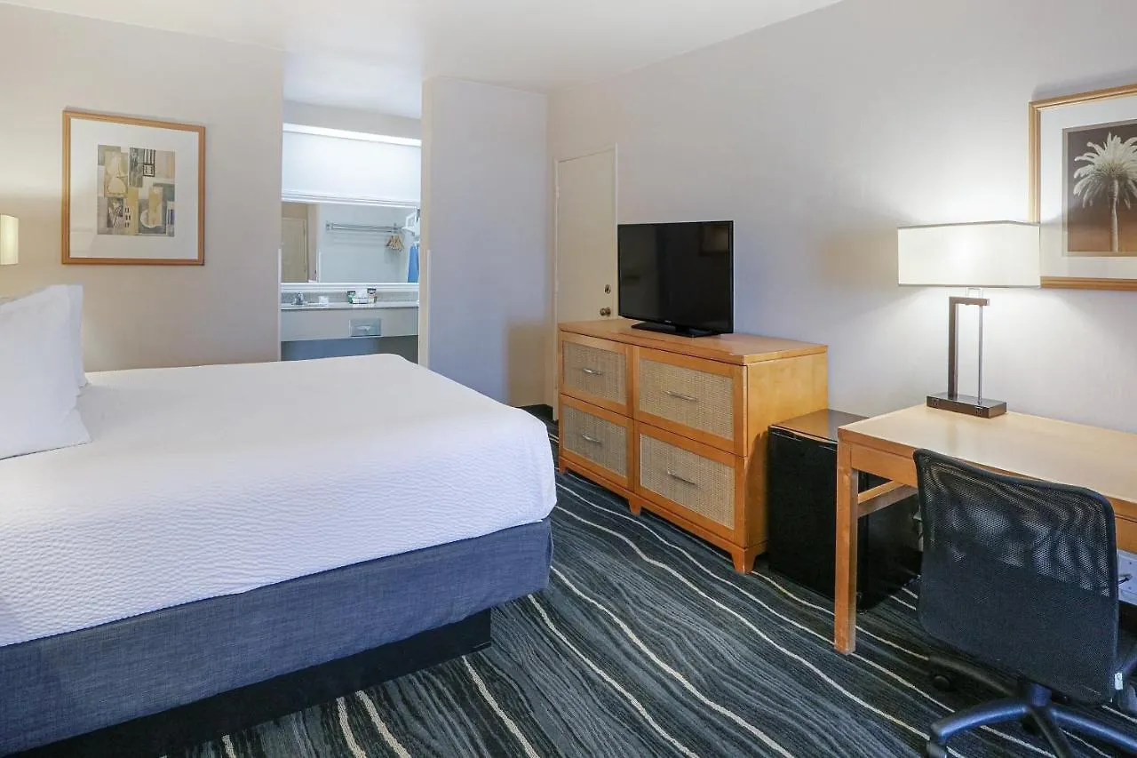 Ramada By Wyndham Costa Mesa/Newport Beach