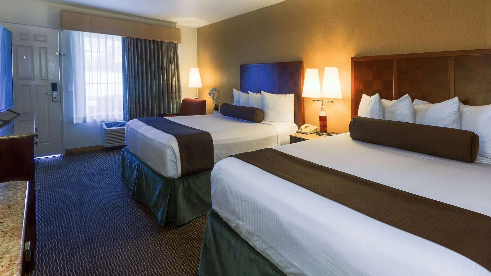 Ramada By Wyndham Costa Mesa/Newport Beach