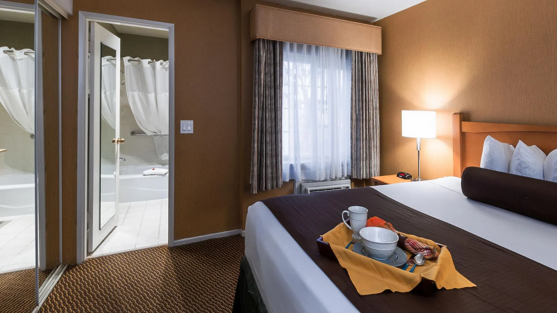 Ramada By Wyndham Costa Mesa/Newport Beach