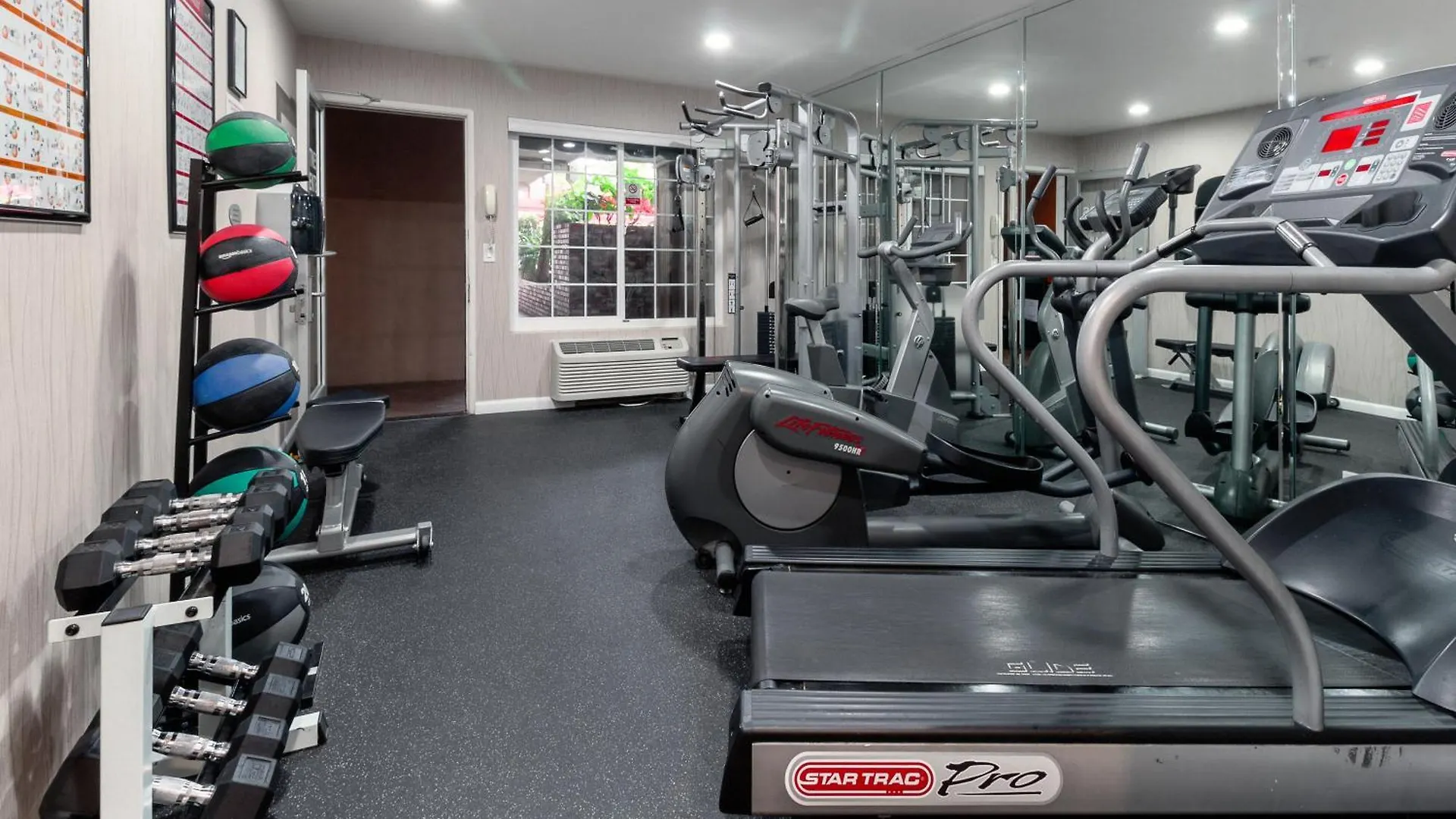 Ramada By Wyndham Costa Mesa/Newport Beach